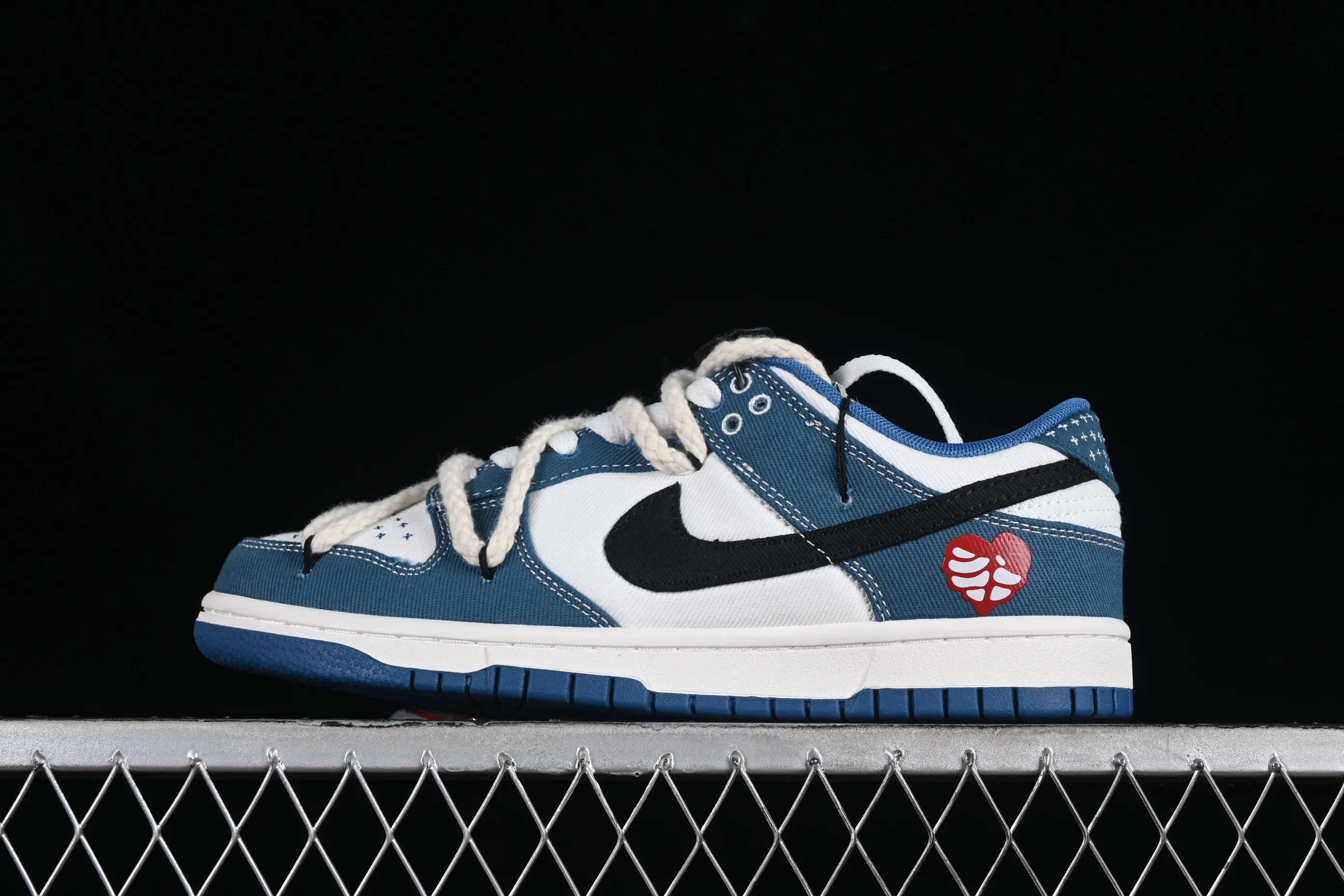 All categories Nk SB Dunk series Nk SB Dunk Low low-top sneakers Nk Dunk Low black and white blue high street style Sashiko embroidery hemp rope deconstruction SB strap low-top casual sneakers DV0834-101